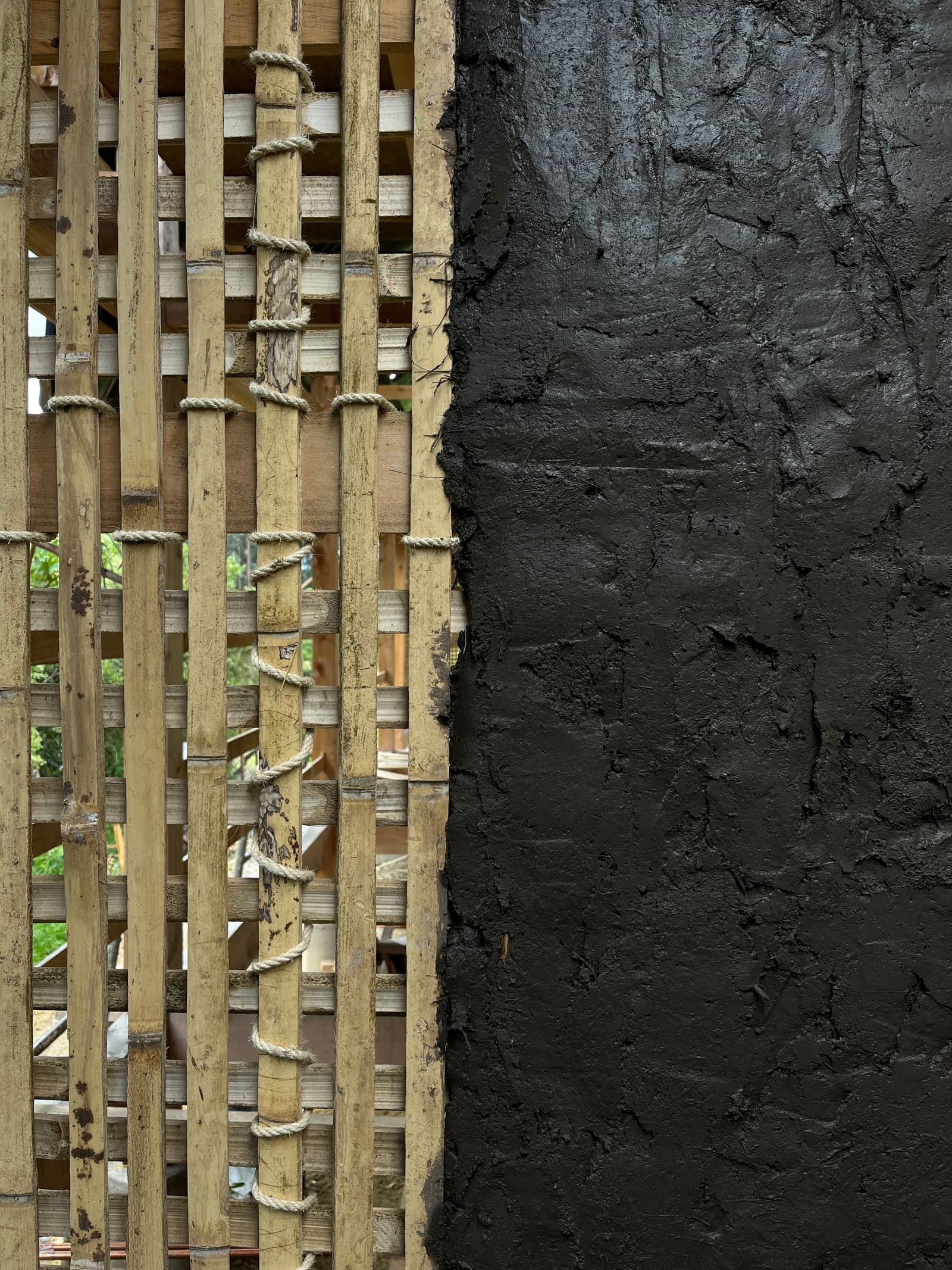 Muro de entramado de bambú y arcilla · komai-kabe, hermano del bahareque colombiano