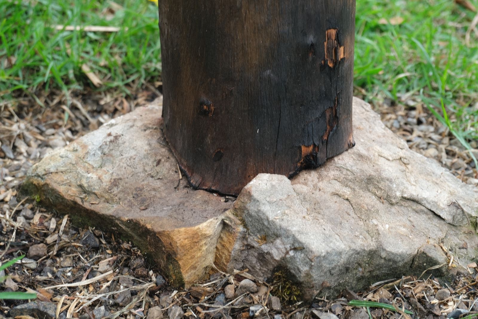 Pilar de madera reposando sobre una piedra de río · técnica tama-ishi