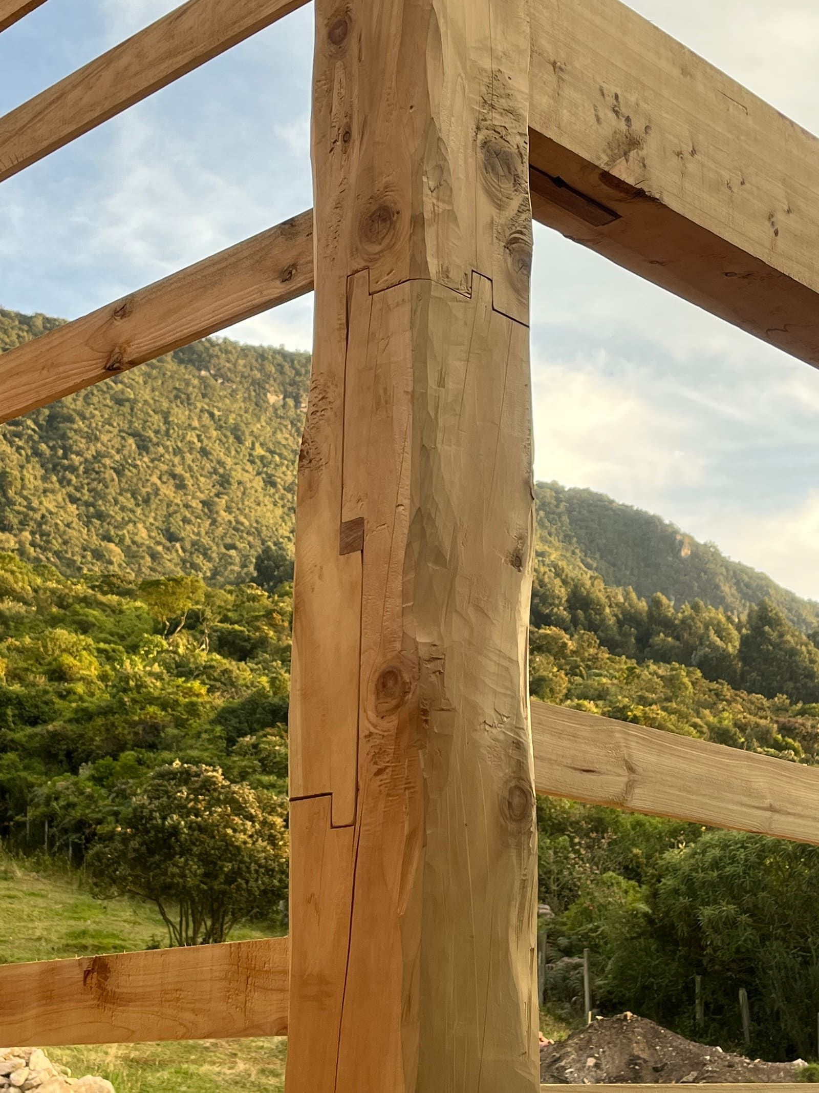 Finca Ocelote — detalle de ensamble en madera